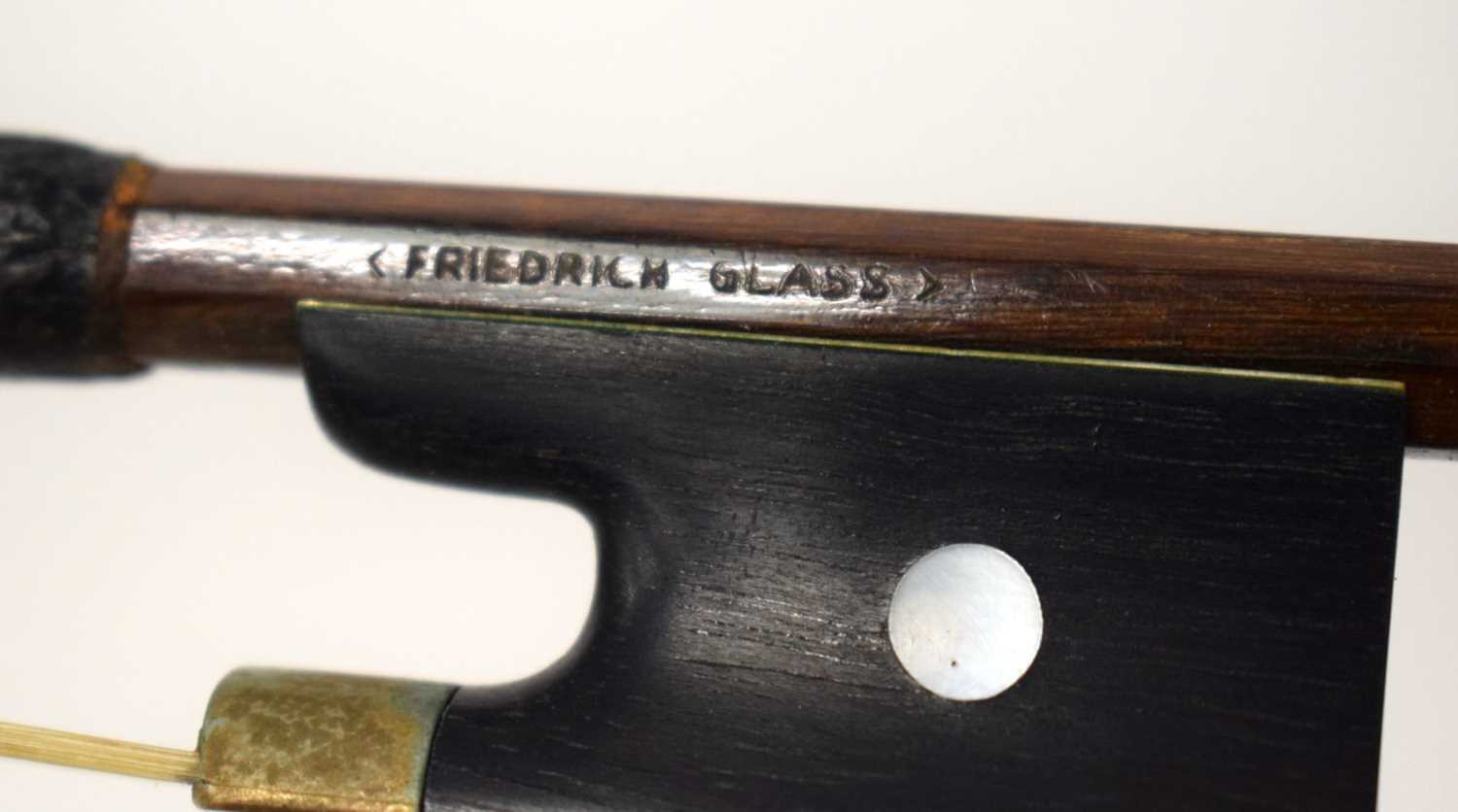 A GERMAN VIOLIN BOW by Friedrich Glass. 74 cm long. - Image 3 of 8
