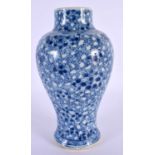 A 17TH/18TH CENTURY CHINESE BLUE AND WHITE PORCELAIN VASE Kangxi/Yongzheng. 20 cm x 10 cm.