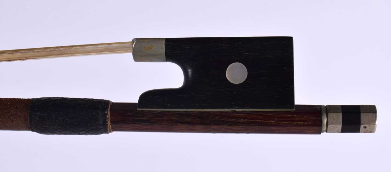 A GERMAN VIOLIN BOW by Friedrich Glass. 74 cm long. - Image 2 of 8