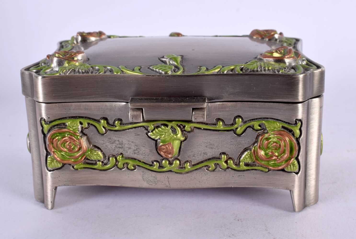 AN UNUSUAL ENAMELLED WHITE METAL JEWELLERY BOX overlaid with foliage and vines. 381 grams. 10 cm x 7 - Image 3 of 6