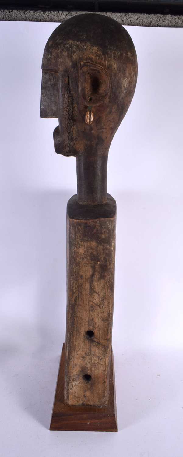 A LARGE EARLY 20TH CENTURY AFRICAN TRIBAL CARVED WOOD PULLEY. 70 cm high. - Image 4 of 5