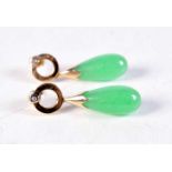 A PAIR OF CHINESE 14CT GOLD AND APPLE JADEITE EARRINGS. 5.3 grams. 3 cm x 0.75 cm.