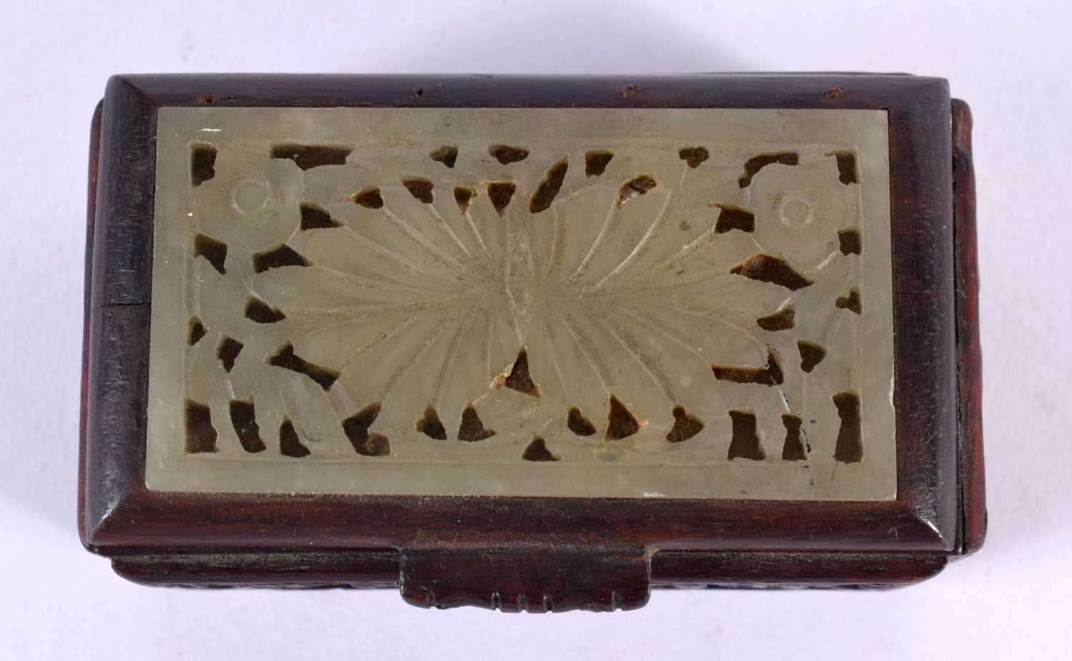 AN EARLY 20TH CENTURY CHINESE CARVED JADE AND HARDWOOD BOX Late Qing/Republic. 8 cm x 5 cm. - Image 3 of 5