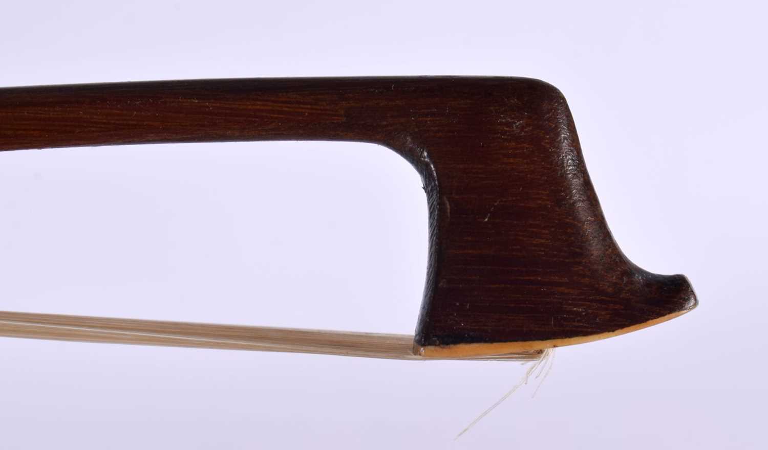 A GERMAN VIOLIN BOW by Friedrich Glass. 74 cm long. - Image 4 of 8