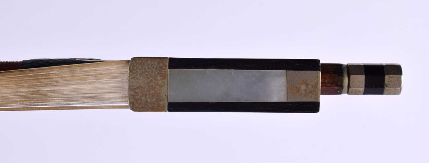 A GERMAN VIOLIN BOW by Friedrich Glass. 74 cm long. - Image 6 of 8