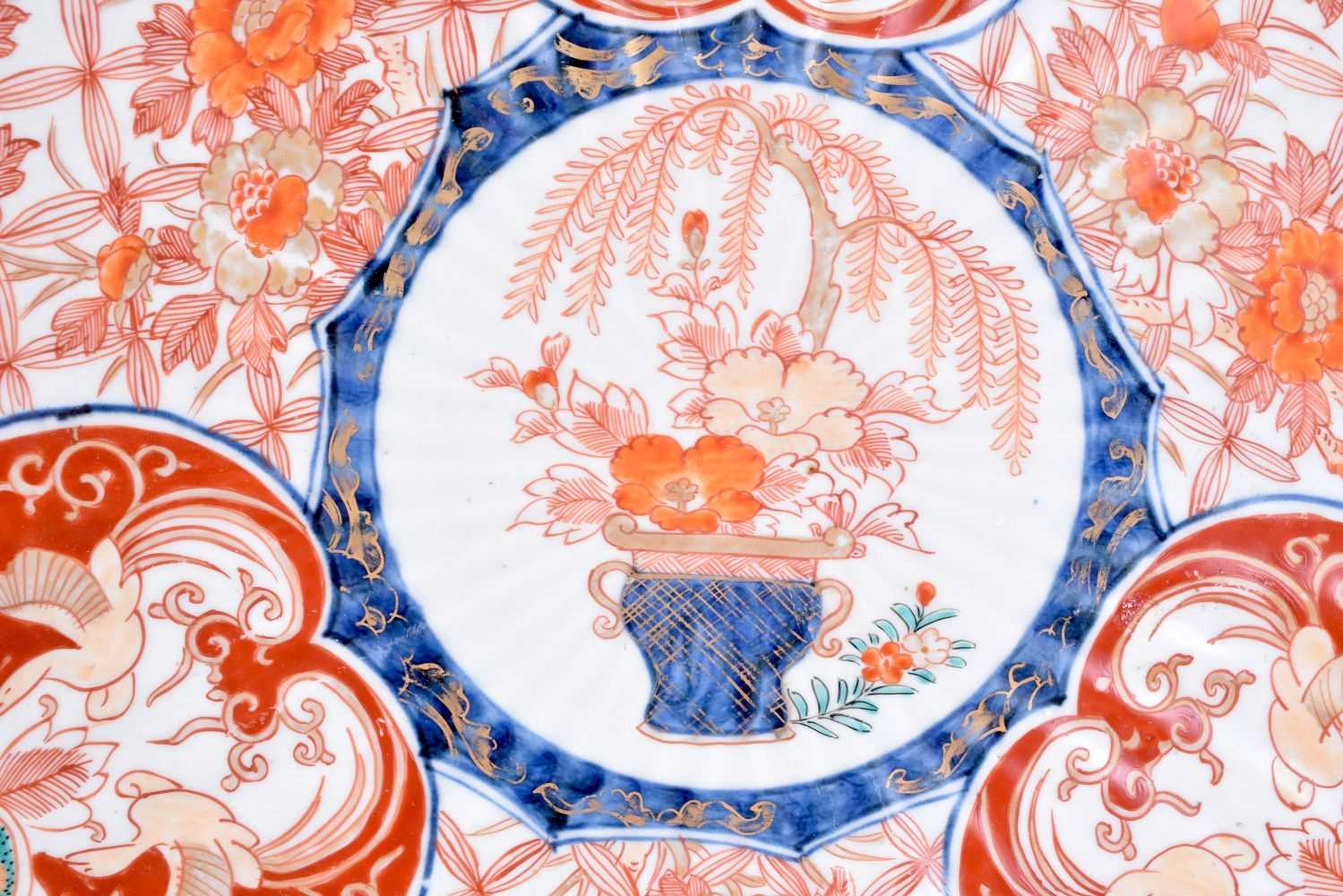 A collection of Japanese Imari porcelain. Largest 40 x 40cm (5). - Bild 3 aus 8