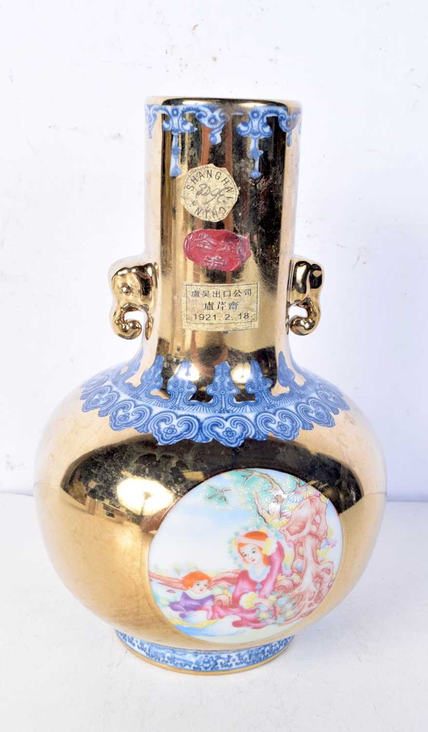 A Chinese export porcelain vase decorated with European figures in panels. 22cm. - Bild 4 aus 6