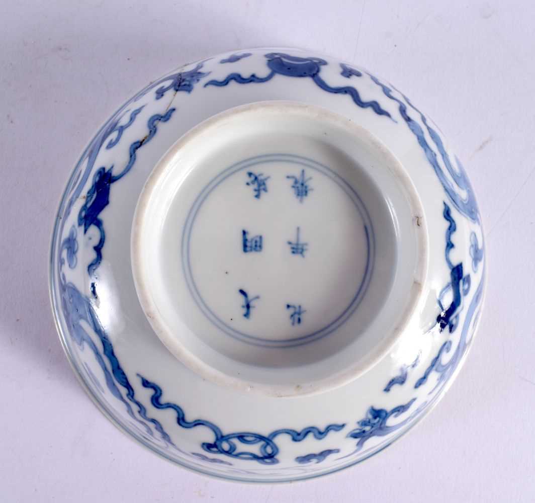 A 17TH CENTURY CHINESE BLUE AND WHITE PORCELAIN BOWL Kangxi, bearing Cheghhua marks to base, painted - Bild 5 aus 5