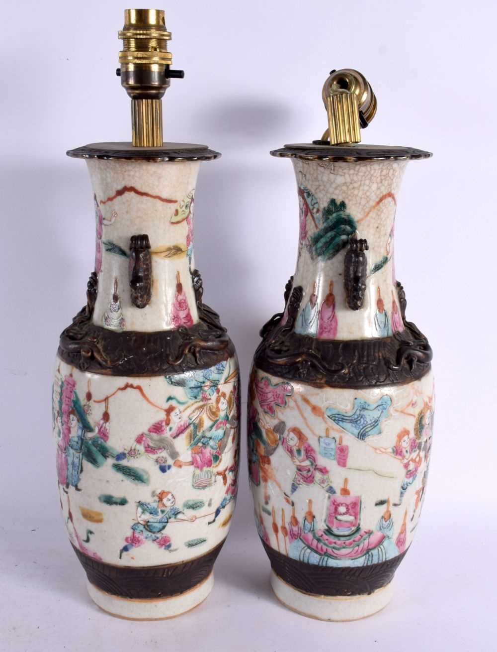 A PAIR OF 19TH CENTURY CHINESE CRACKLE GLAZED PORCELAIN LAMPS painted with warriors. 38 cm high. - Bild 4 aus 5