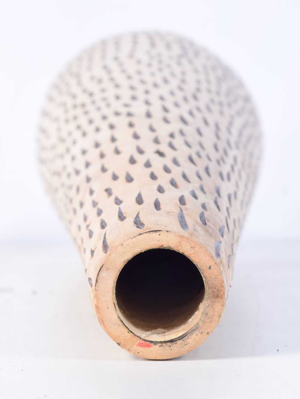 An unusual pottery vase. 42 x 12cm. - Bild 3 aus 3