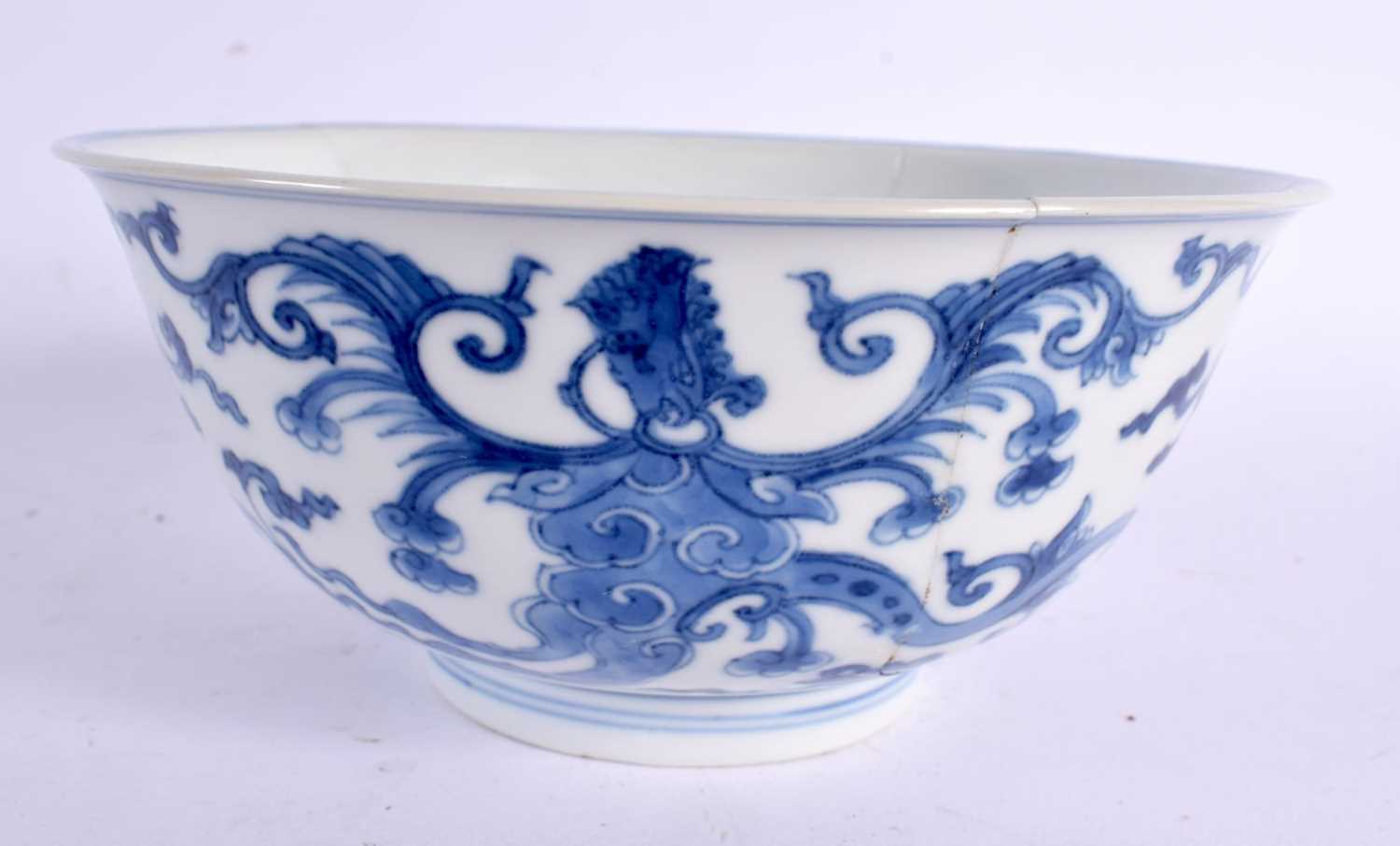 A 17TH CENTURY CHINESE BLUE AND WHITE PORCELAIN BOWL Kangxi, bearing Cheghhua marks to base, painted - Bild 3 aus 5