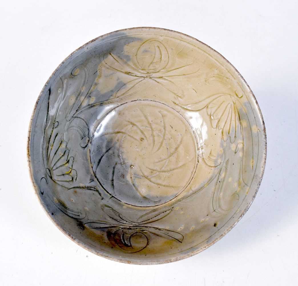 A Chinese Celadon glazed pottery bowl. 8 x 19cm. - Bild 2 aus 3