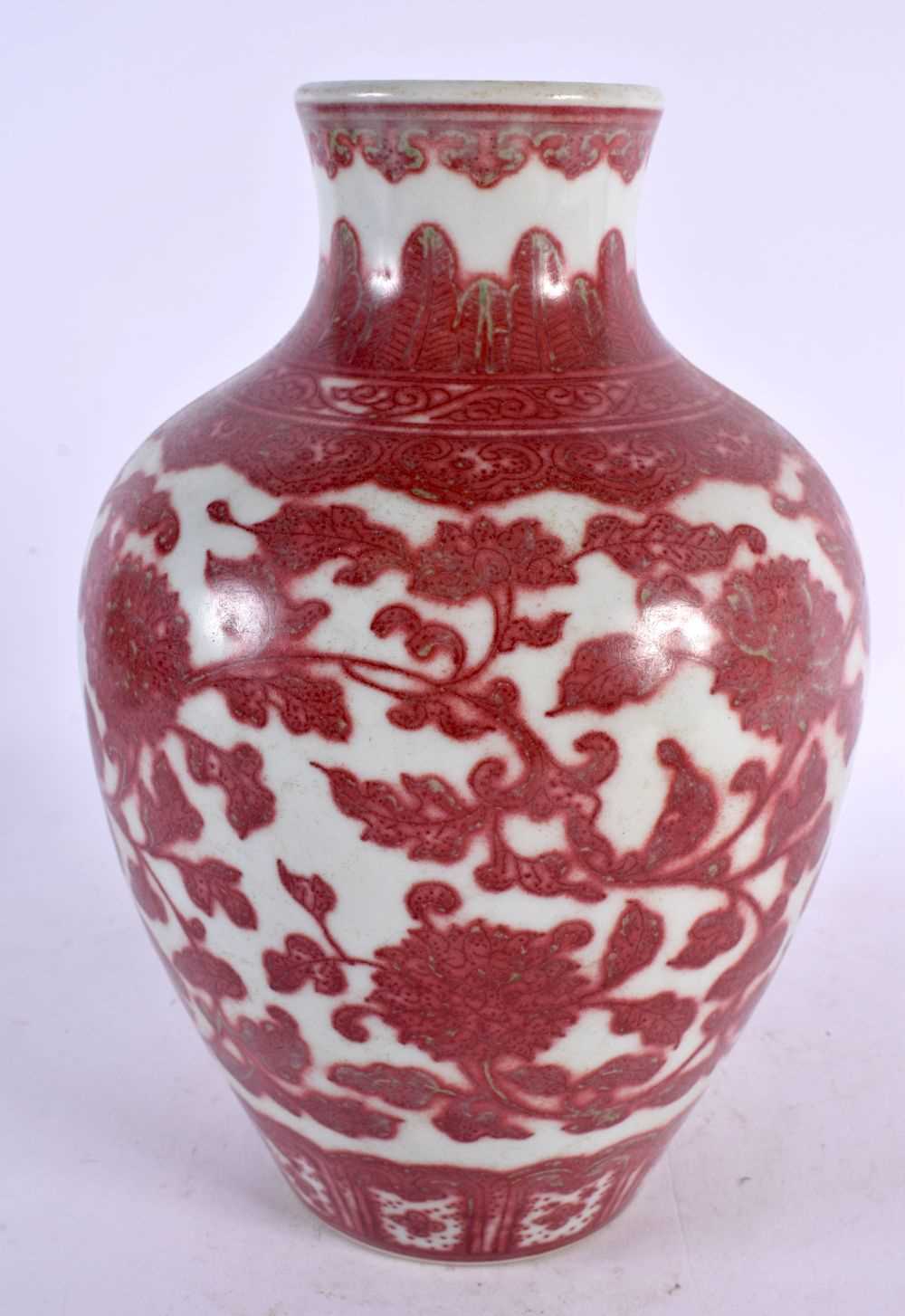 A CHINESE IRON RED PORCELAIN VASE 20th Century, painted in the Ming style. 24 cm x 12 cm. - Bild 3 aus 5