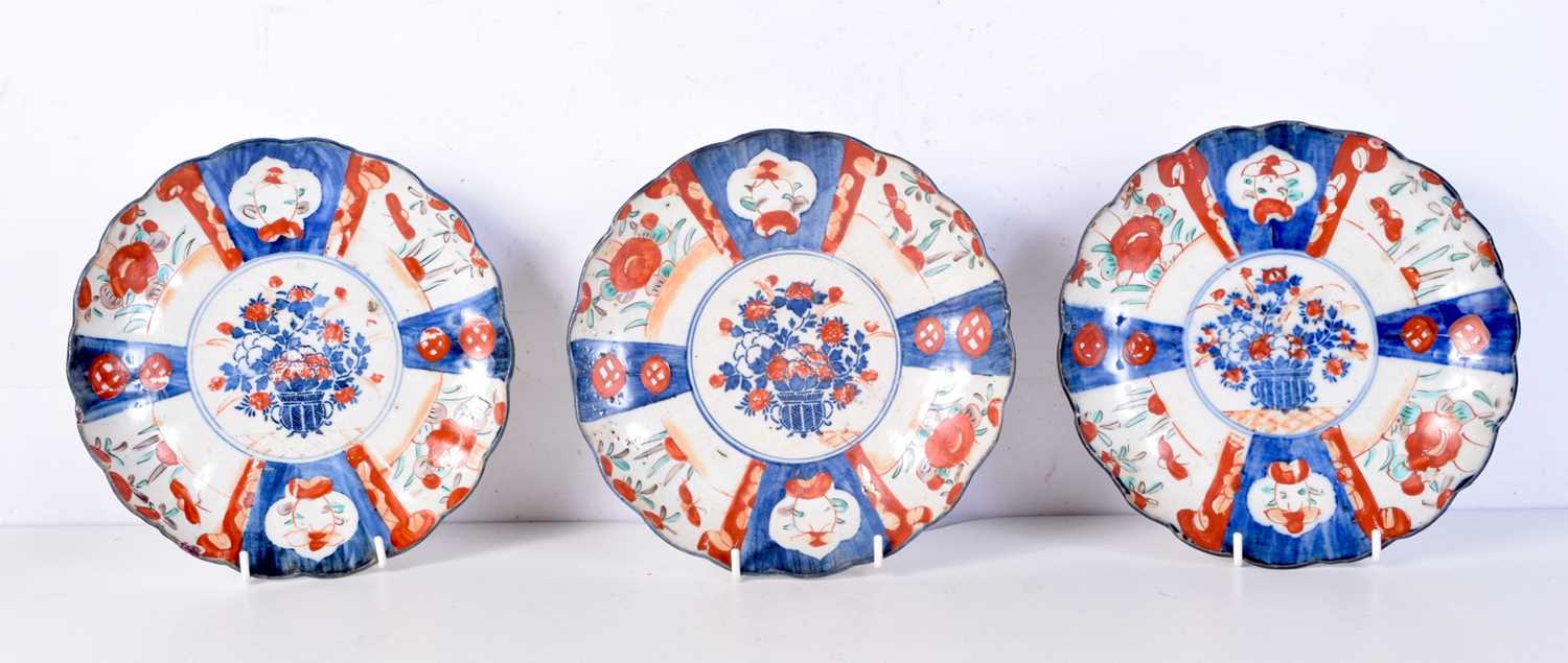 A collection of Japanese Imari porcelain. Largest 40 x 40cm (5). - Bild 5 aus 8
