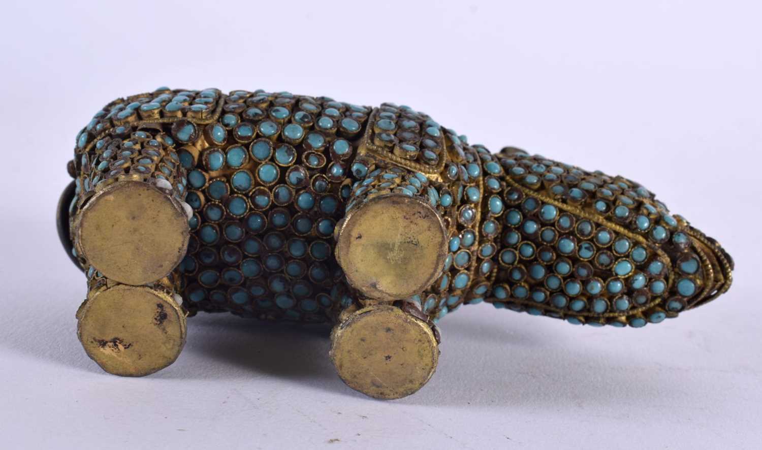 AN ANTIQUE TIBETAN TURQUOISE JEWELLED FIGURE OF A RHINOCEROS. 15 cm x 8 cm. - Bild 6 aus 6