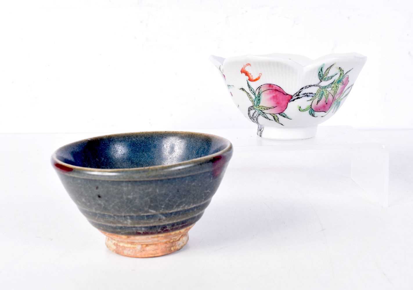 A Chinese Haresfoot bowl together with porcelain bowl decorated with peach and bats. 6 x 12cm (2). - Bild 2 aus 3