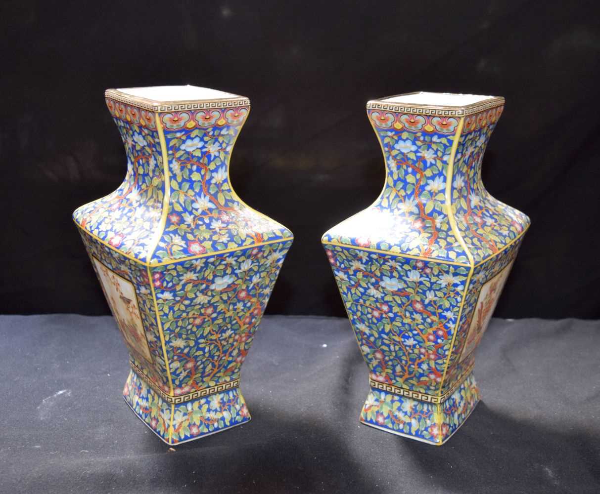 A PAIR OF YELLOW PORCELAIN VASES. 27 cm x 16 cm. - Bild 2 aus 3