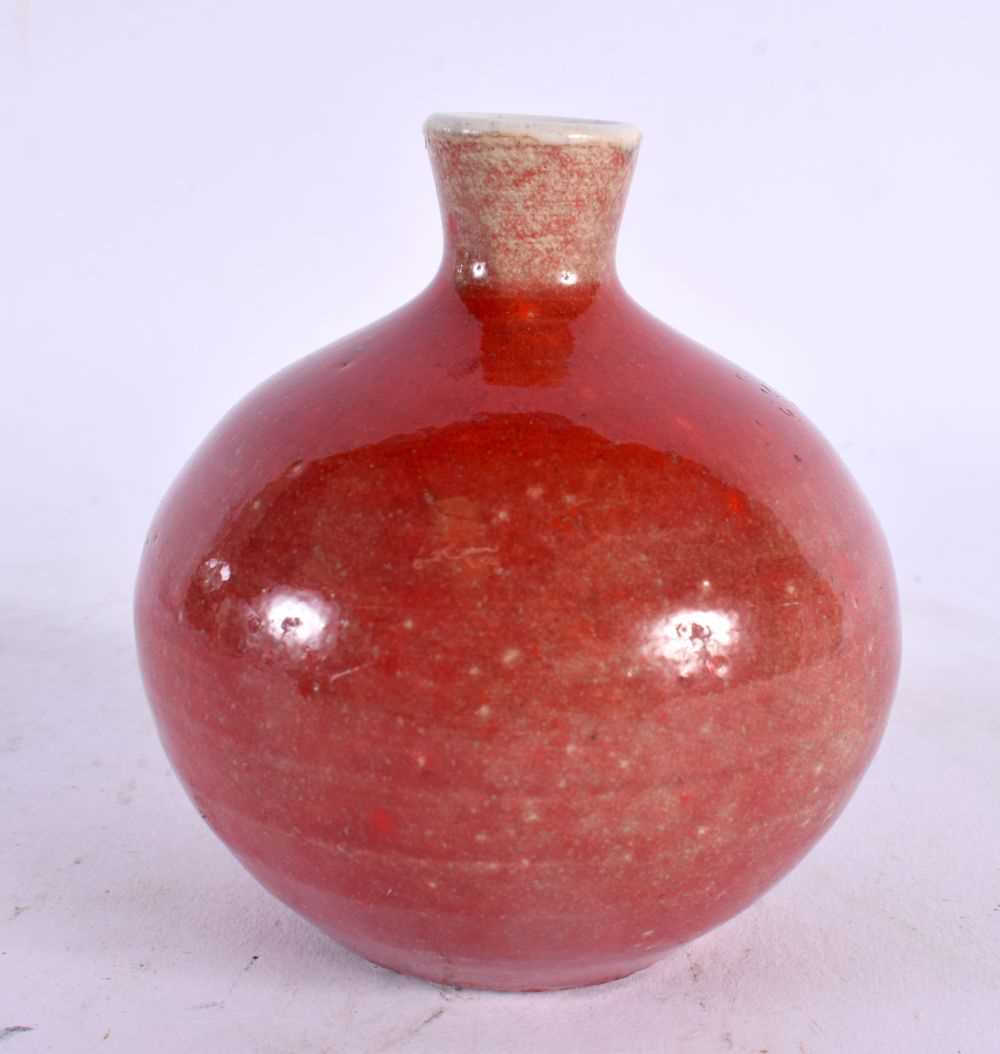 A SMALL CHINESE SANG DU BOEUF PORCELAIN VASE together with a porcelain ink box. (2) - Bild 4 aus 7