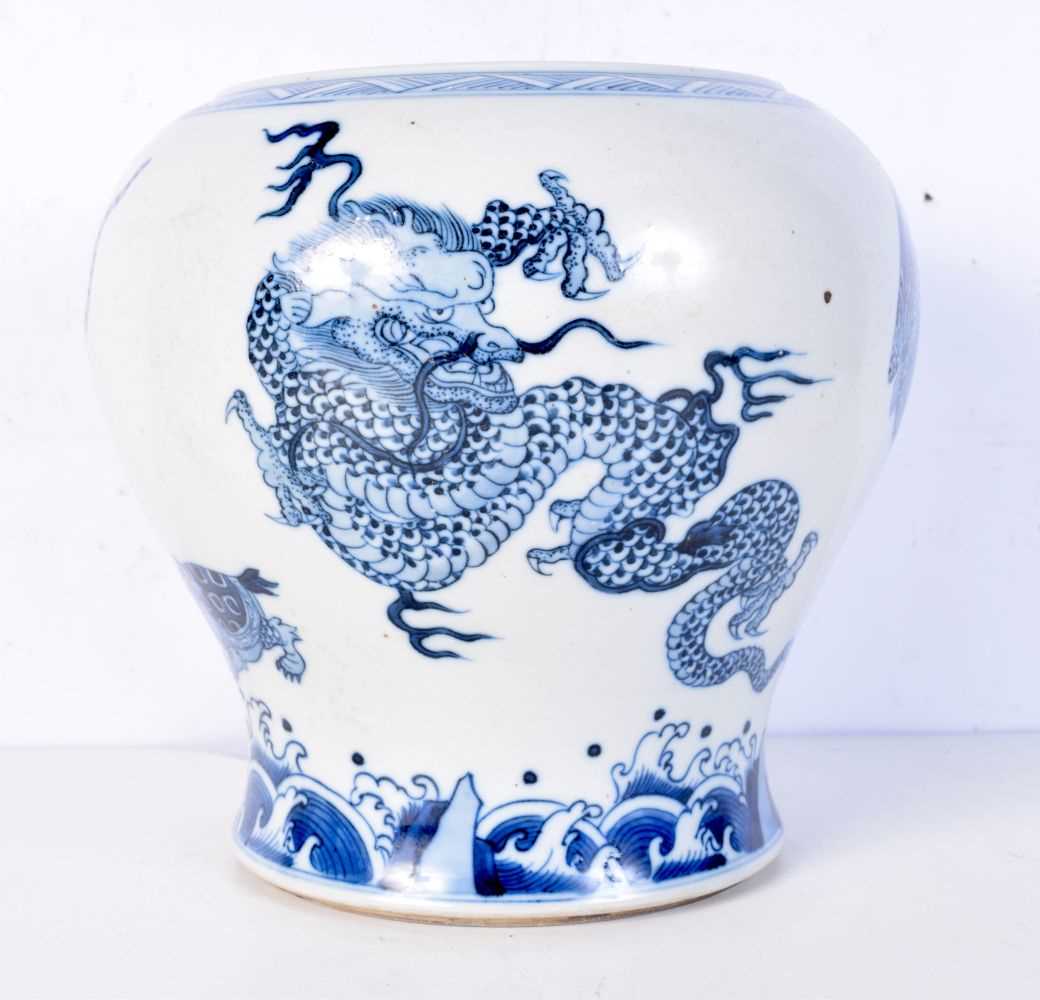 A large Chinese blue and white porcelain vase painted with mythical beasts over crashing waves. 24 x - Bild 4 aus 5