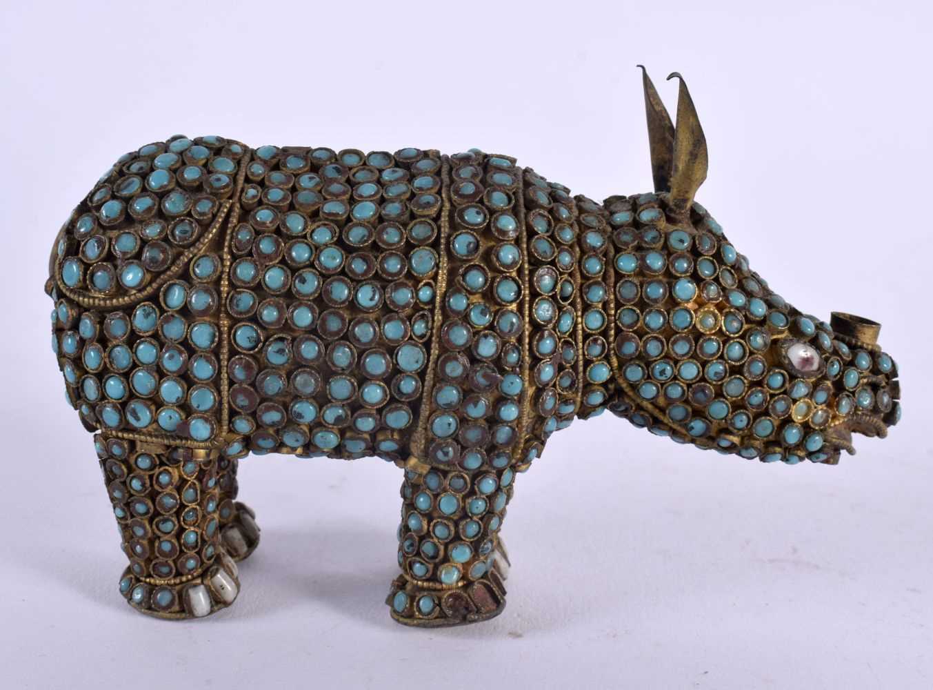 AN ANTIQUE TIBETAN TURQUOISE JEWELLED FIGURE OF A RHINOCEROS. 15 cm x 8 cm. - Bild 2 aus 6