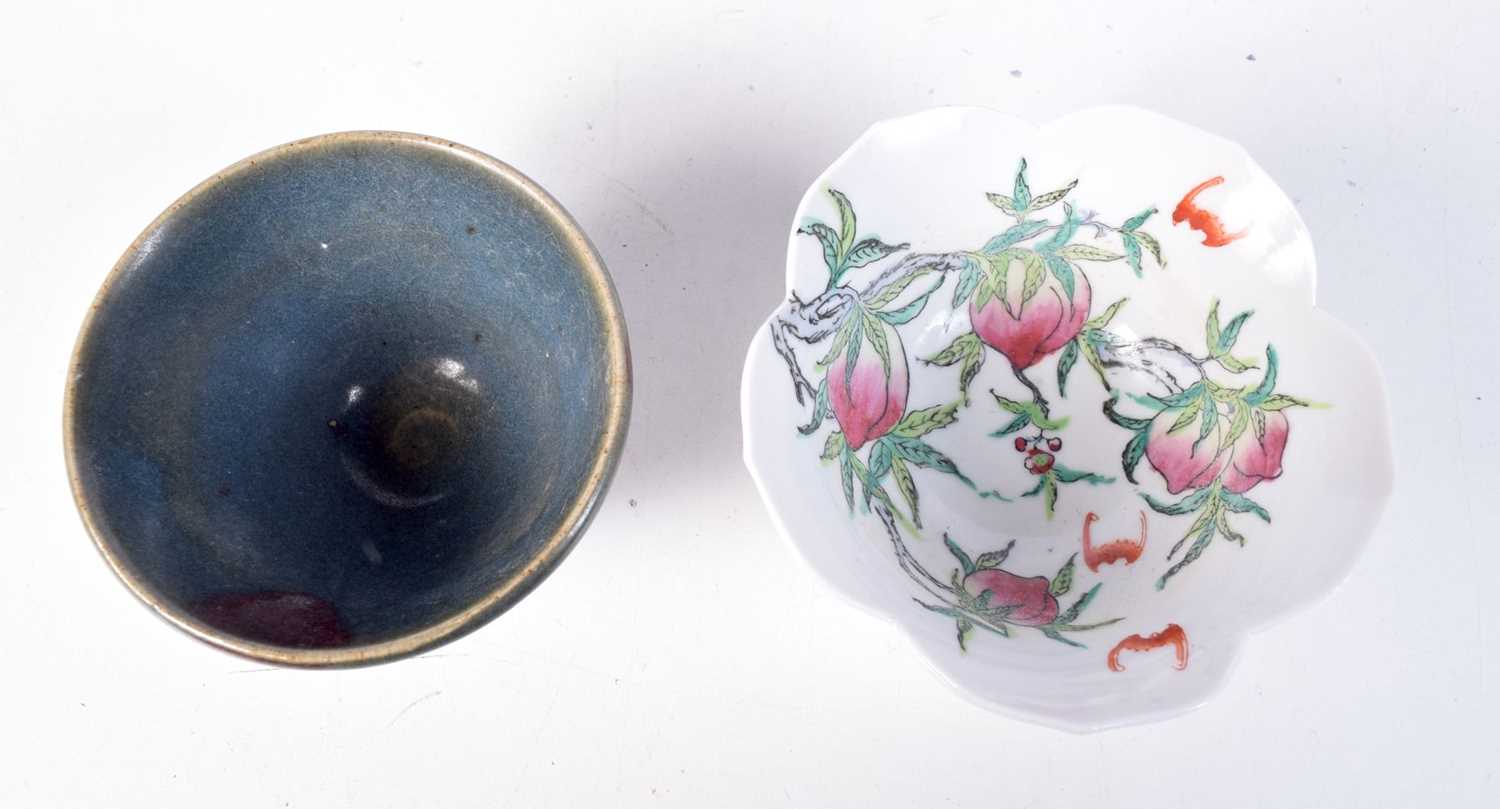 A Chinese Haresfoot bowl together with porcelain bowl decorated with peach and bats. 6 x 12cm (2). - Bild 3 aus 3