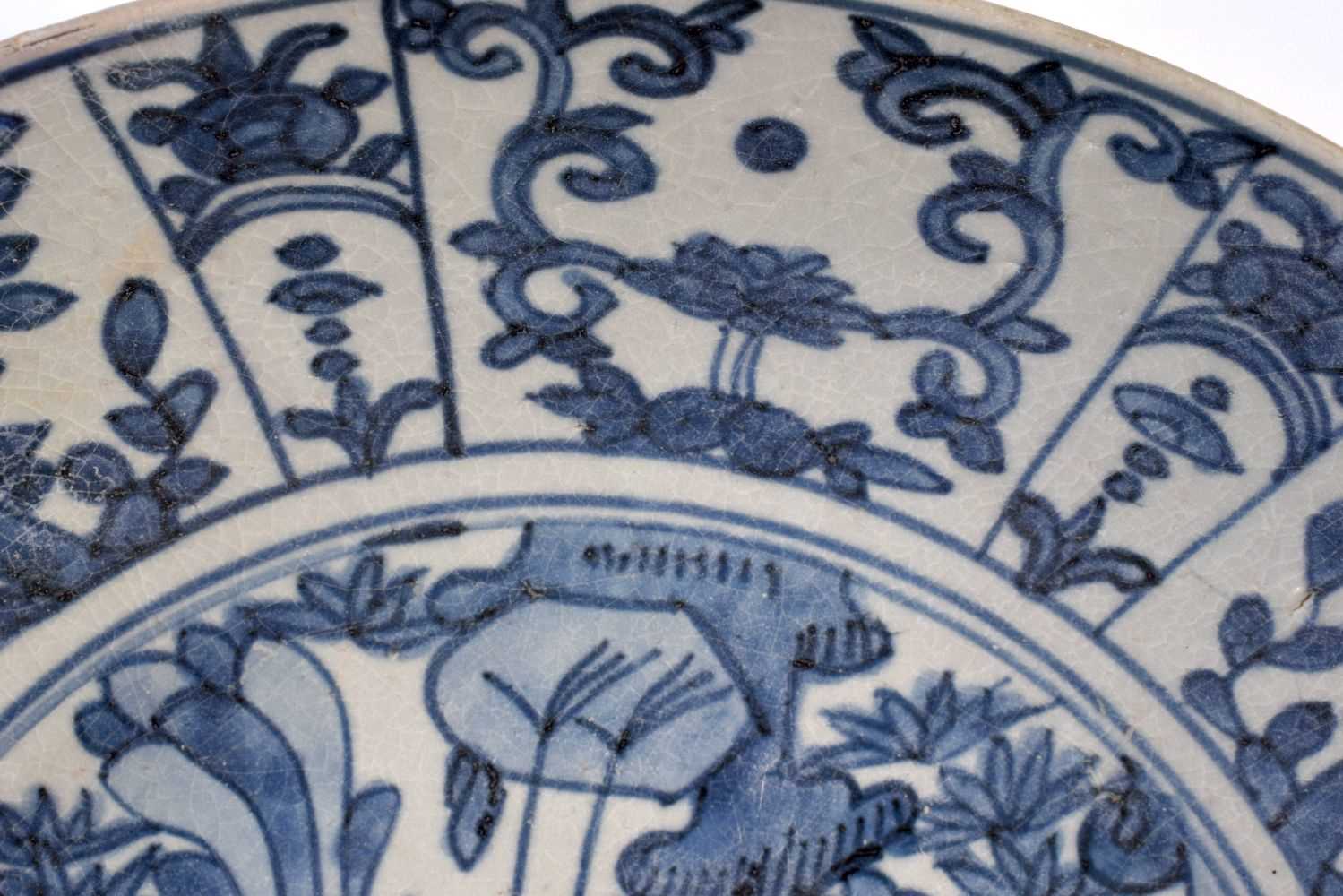A PAIR OF 17TH CENTURY CHINESE BLUE AND WHITE PORCELAIN CHARGERS Ming. 37 cm diameter. - Bild 3 aus 11