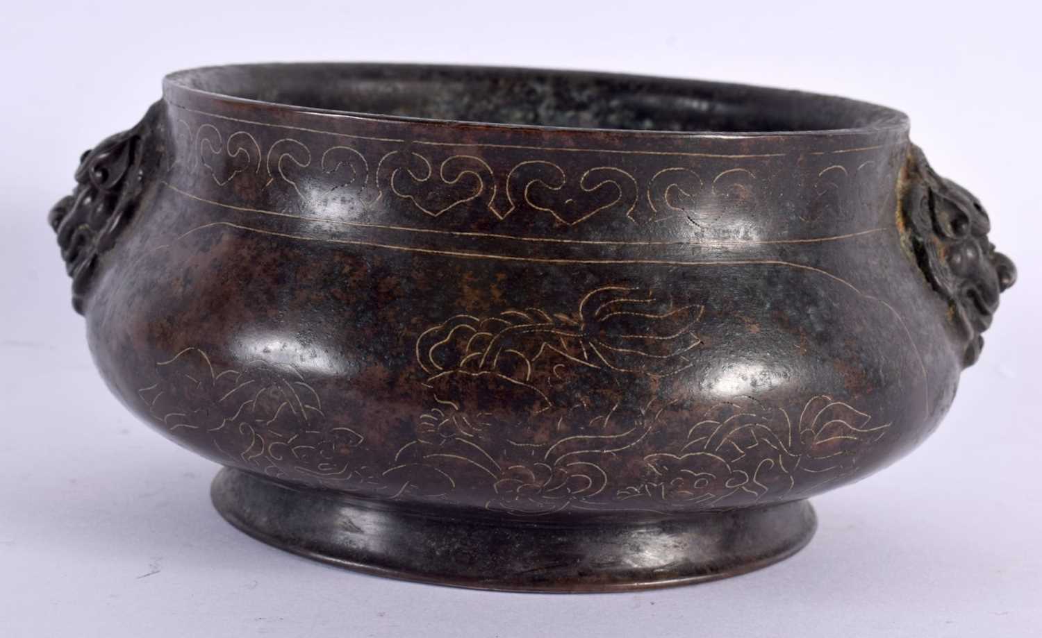 A CHINESE TWIN HANDLED BRONZE CENSER 20th Century, silver inlaid with landscapes. 17 cm wide, - Bild 3 aus 6