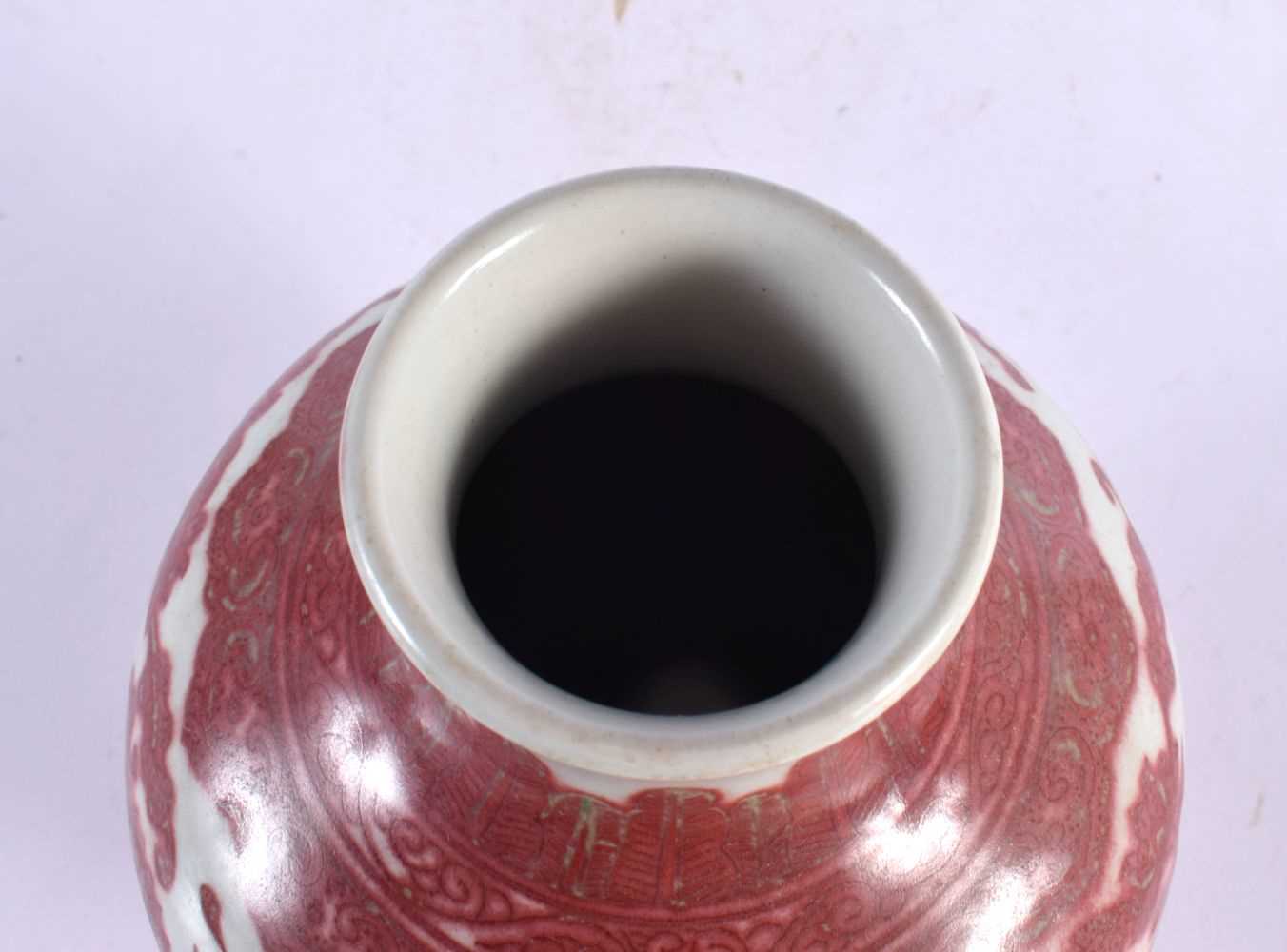 A CHINESE IRON RED PORCELAIN VASE 20th Century, painted in the Ming style. 24 cm x 12 cm. - Bild 4 aus 5