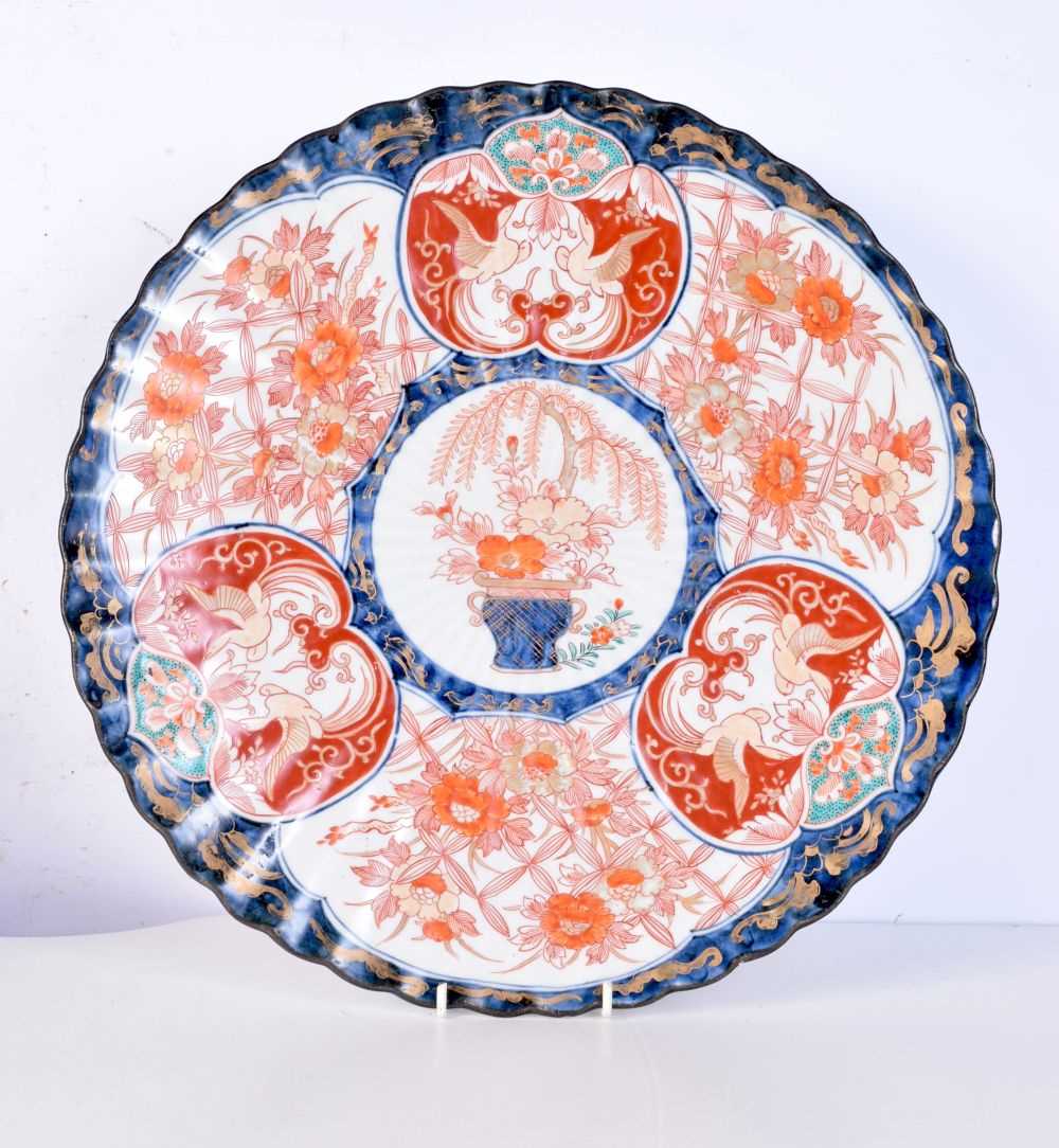 A collection of Japanese Imari porcelain. Largest 40 x 40cm (5). - Bild 2 aus 8