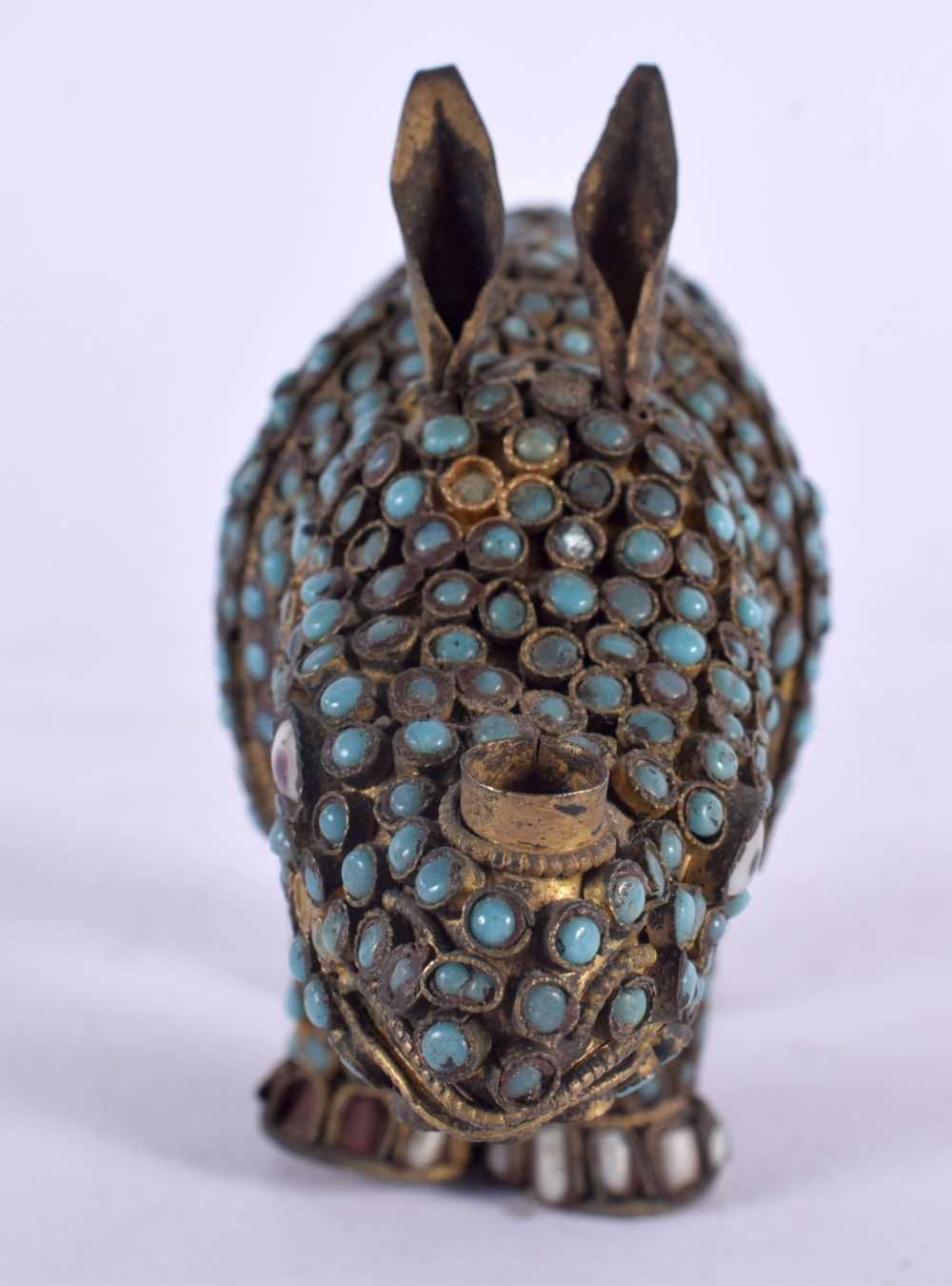 AN ANTIQUE TIBETAN TURQUOISE JEWELLED FIGURE OF A RHINOCEROS. 15 cm x 8 cm. - Bild 3 aus 6