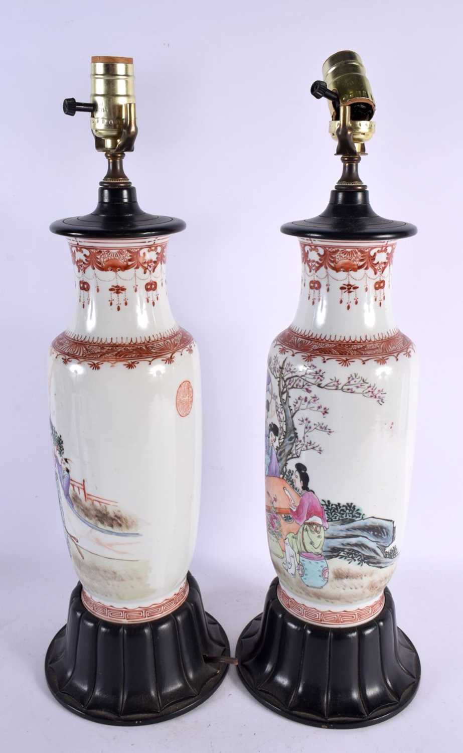 A LARGE PAIR OF CHINESE REPUBLICAN PERIOD PORCELAIN VASES painted with figures. 50 cm high. - Bild 2 aus 5