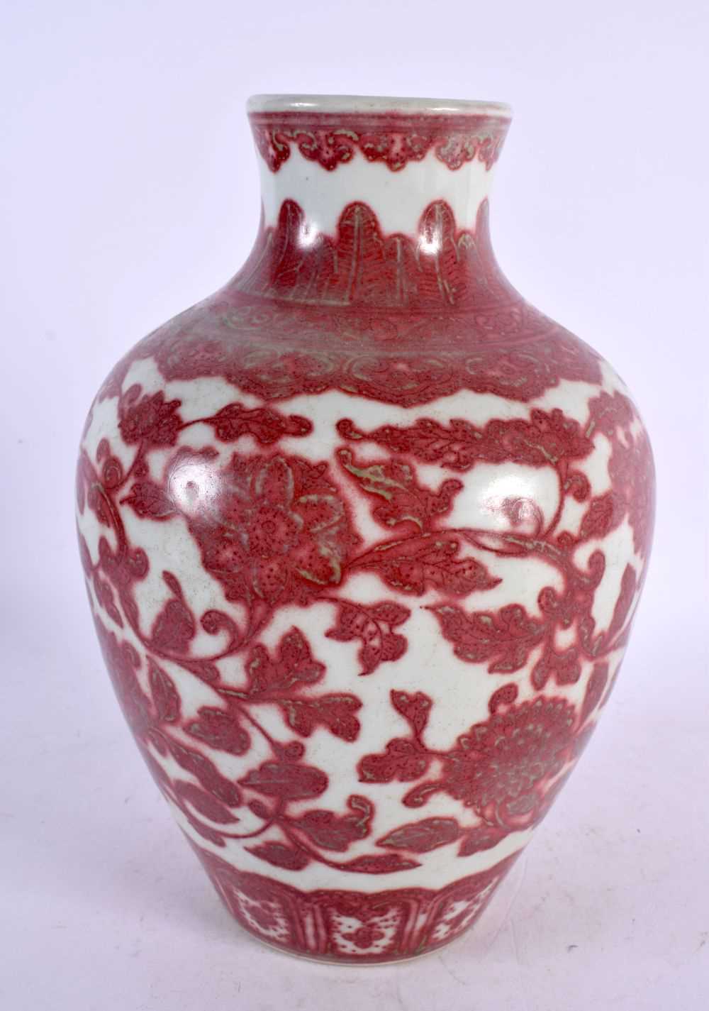 A CHINESE IRON RED PORCELAIN VASE 20th Century, painted in the Ming style. 24 cm x 12 cm. - Bild 2 aus 5