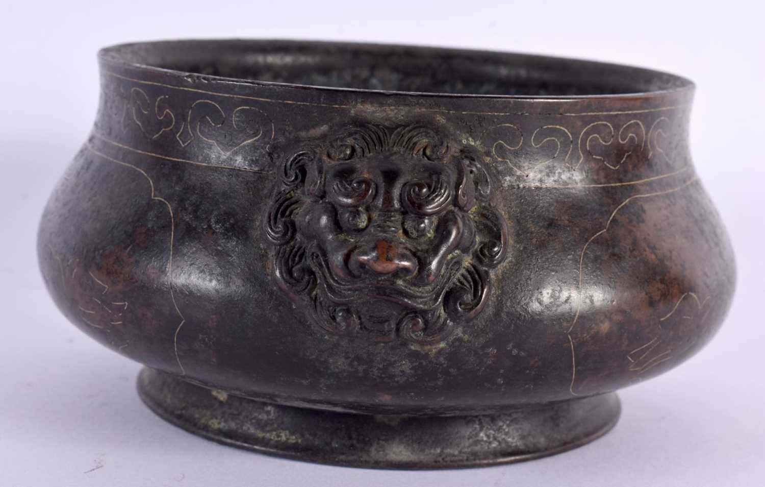 A CHINESE TWIN HANDLED BRONZE CENSER 20th Century, silver inlaid with landscapes. 17 cm wide, - Bild 2 aus 6