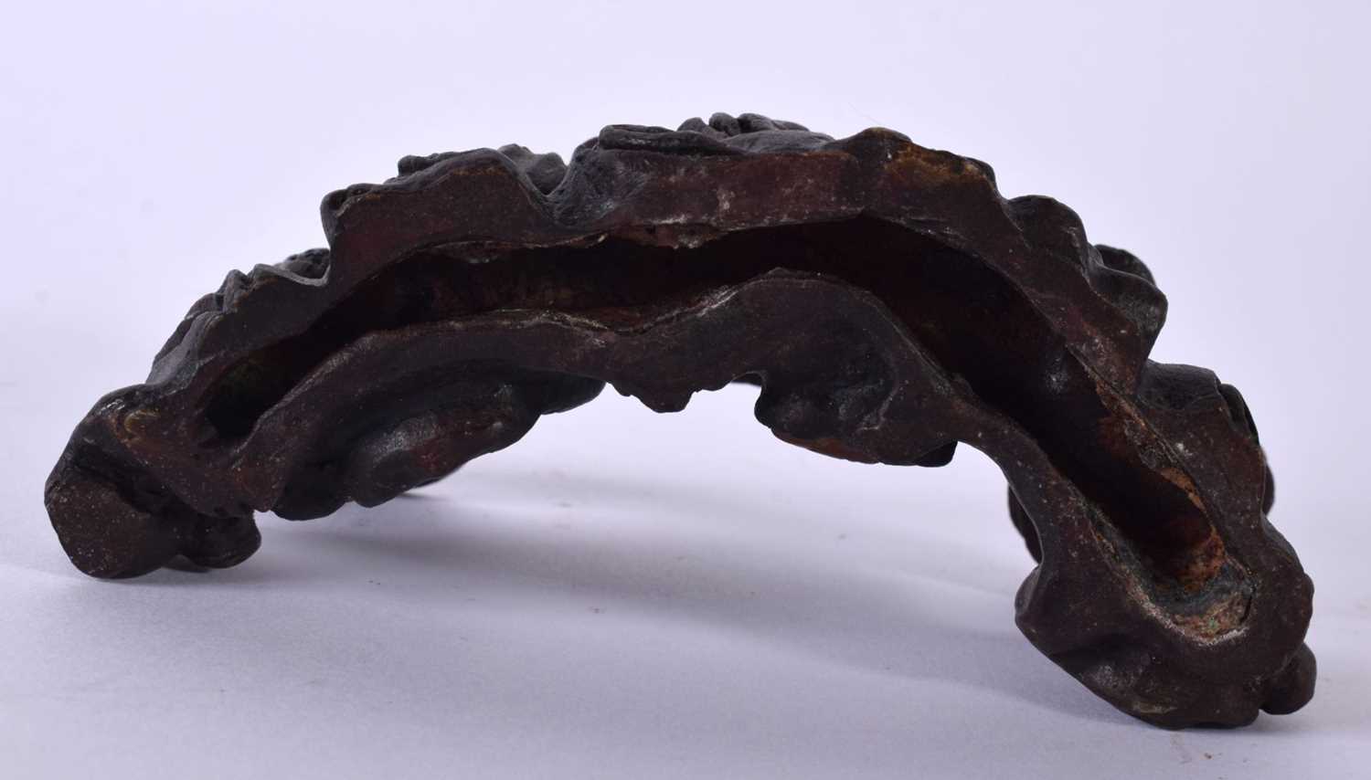 A CHINESE BRONZE AND HARDSTONE BRUSH REST 20th Century. 14 cm x 7 cm. - Bild 4 aus 4