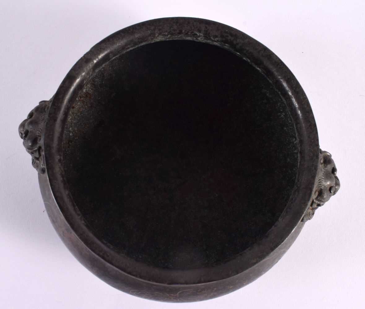 A CHINESE TWIN HANDLED BRONZE CENSER 20th Century, silver inlaid with landscapes. 17 cm wide, - Bild 4 aus 6