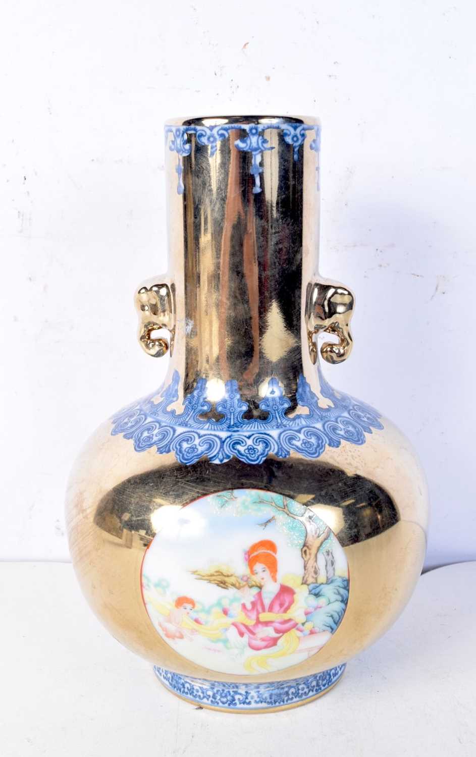 A Chinese export porcelain vase decorated with European figures in panels. 22cm. - Bild 3 aus 6