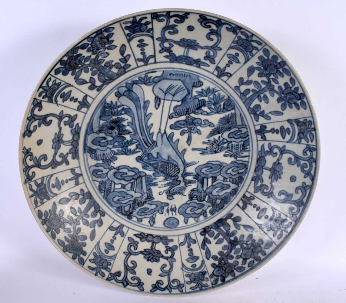 A PAIR OF 17TH CENTURY CHINESE BLUE AND WHITE PORCELAIN CHARGERS Ming. 37 cm diameter. - Bild 2 aus 11