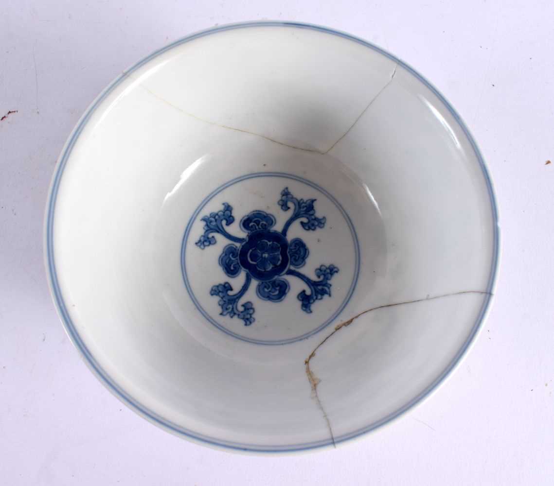 A 17TH CENTURY CHINESE BLUE AND WHITE PORCELAIN BOWL Kangxi, bearing Cheghhua marks to base, painted - Bild 4 aus 5
