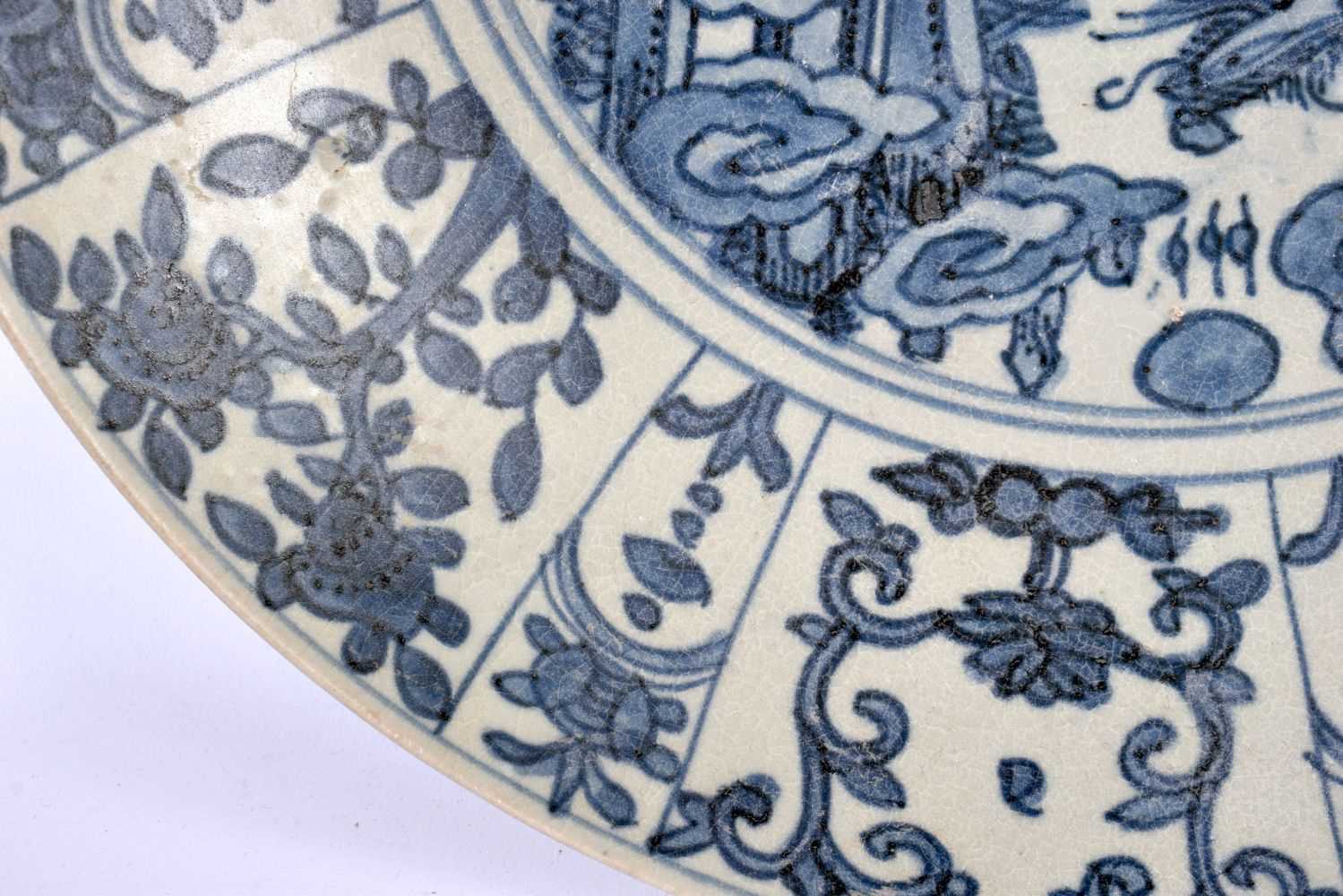 A PAIR OF 17TH CENTURY CHINESE BLUE AND WHITE PORCELAIN CHARGERS Ming. 37 cm diameter. - Bild 5 aus 11