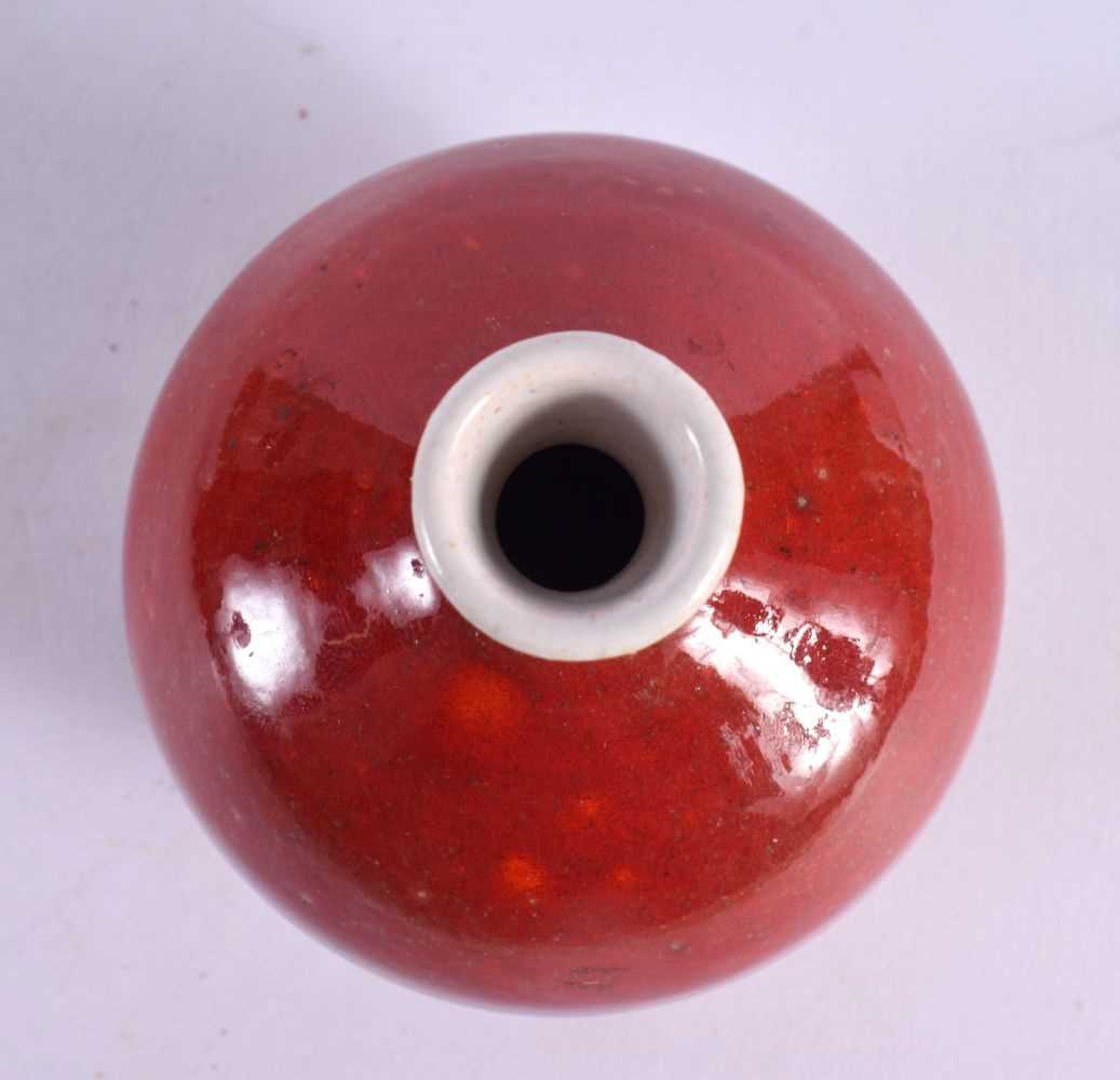 A SMALL CHINESE SANG DU BOEUF PORCELAIN VASE together with a porcelain ink box. (2) - Bild 6 aus 7