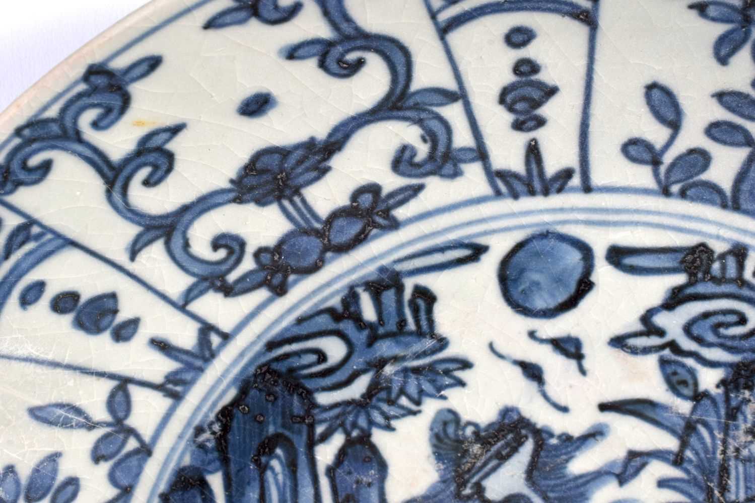 A PAIR OF 17TH CENTURY CHINESE BLUE AND WHITE PORCELAIN CHARGERS Ming. 37 cm diameter. - Bild 8 aus 11