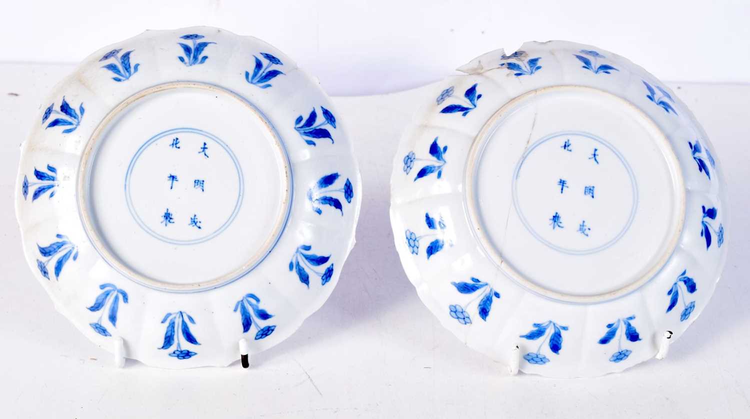 A pair of 17th Century porcelain blue and white dishes 16 cm diameter. (2). - Bild 2 aus 3