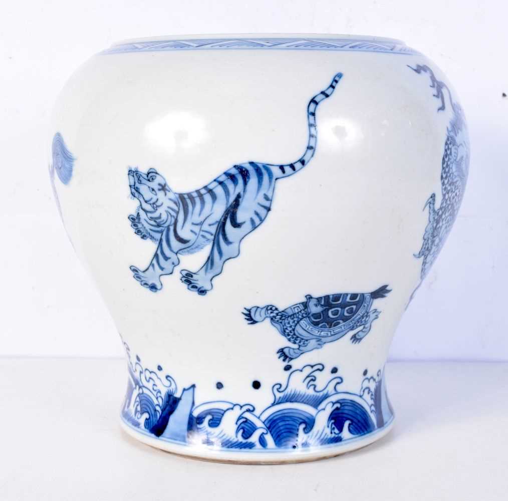 A large Chinese blue and white porcelain vase painted with mythical beasts over crashing waves. 24 x - Bild 3 aus 5