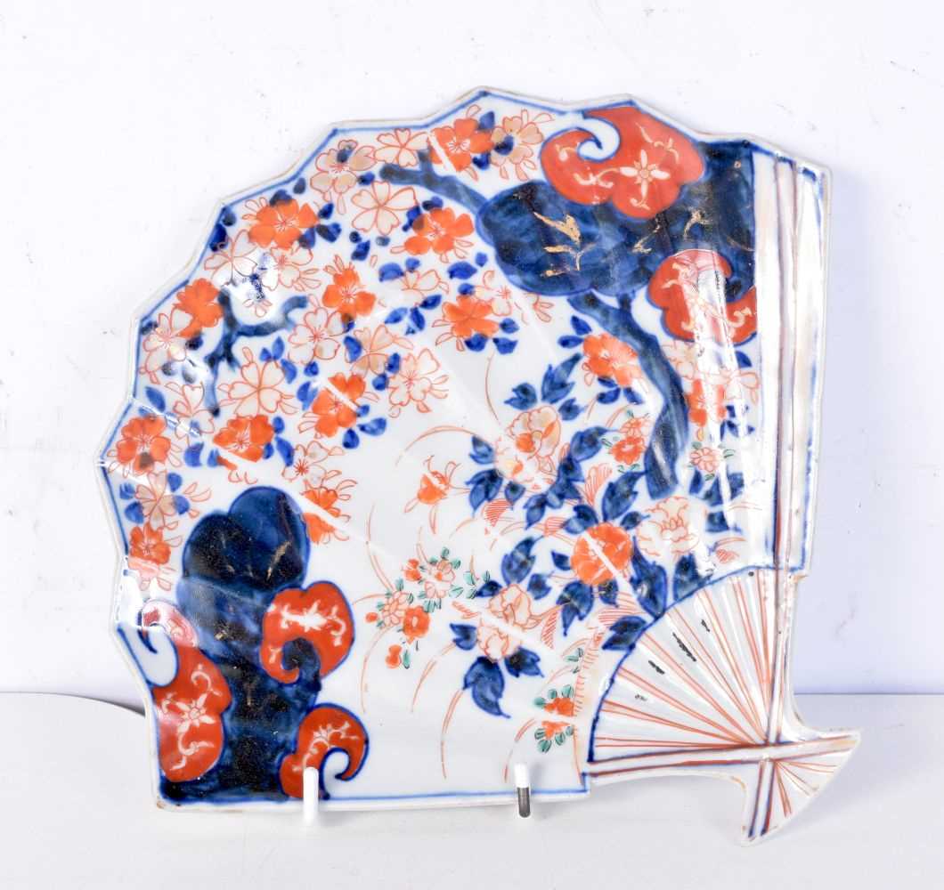 A collection of Japanese Imari porcelain. Largest 40 x 40cm (5). - Bild 7 aus 8