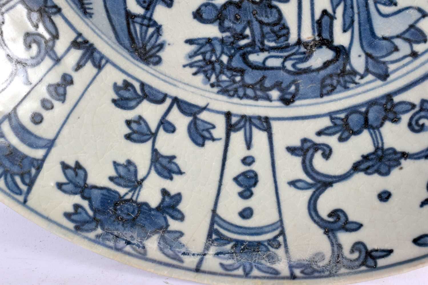 A PAIR OF 17TH CENTURY CHINESE BLUE AND WHITE PORCELAIN CHARGERS Ming. 37 cm diameter. - Bild 10 aus 11