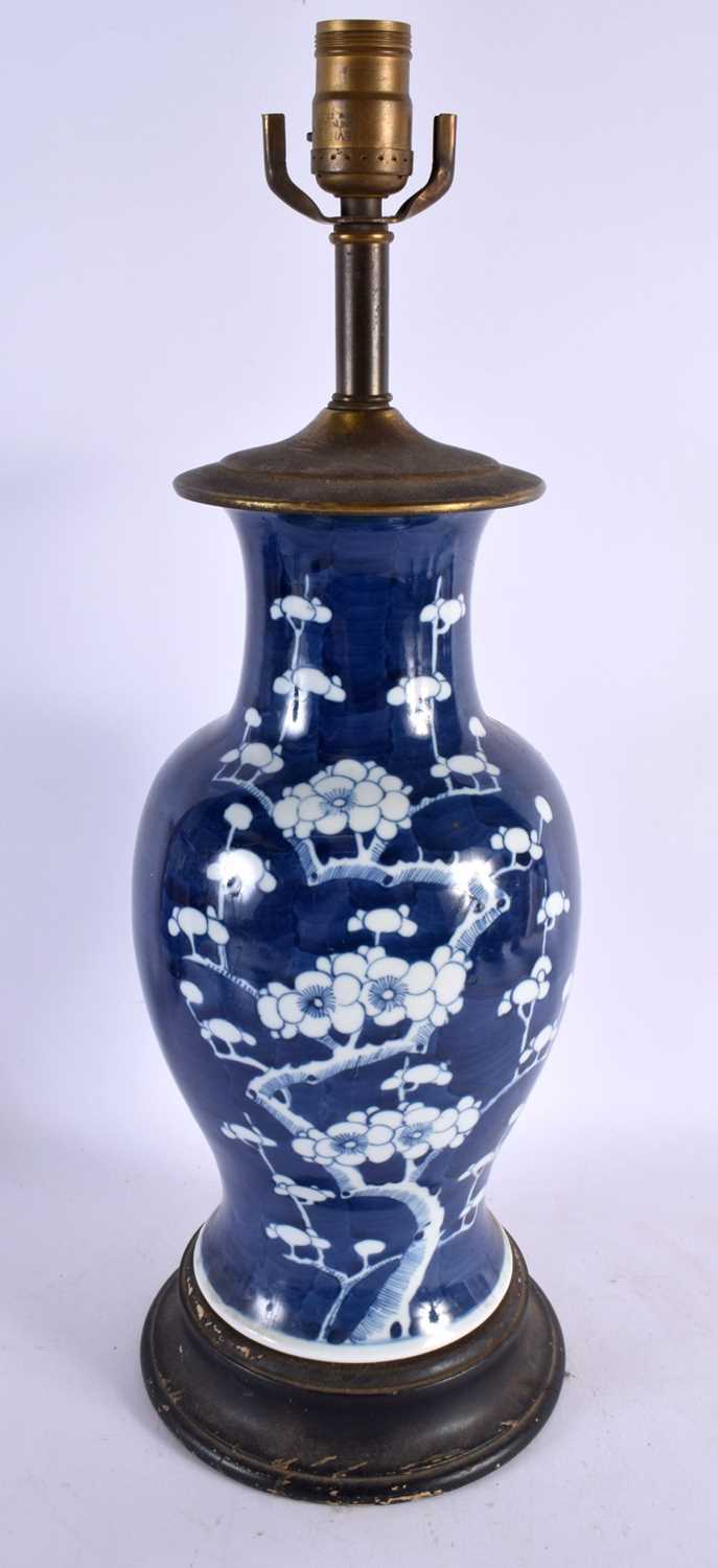 A 19TH CENTURY CHINESE BLUE AND WHITE PORCELAIN LAMP painted with flowers. 50 cm high. - Bild 3 aus 5