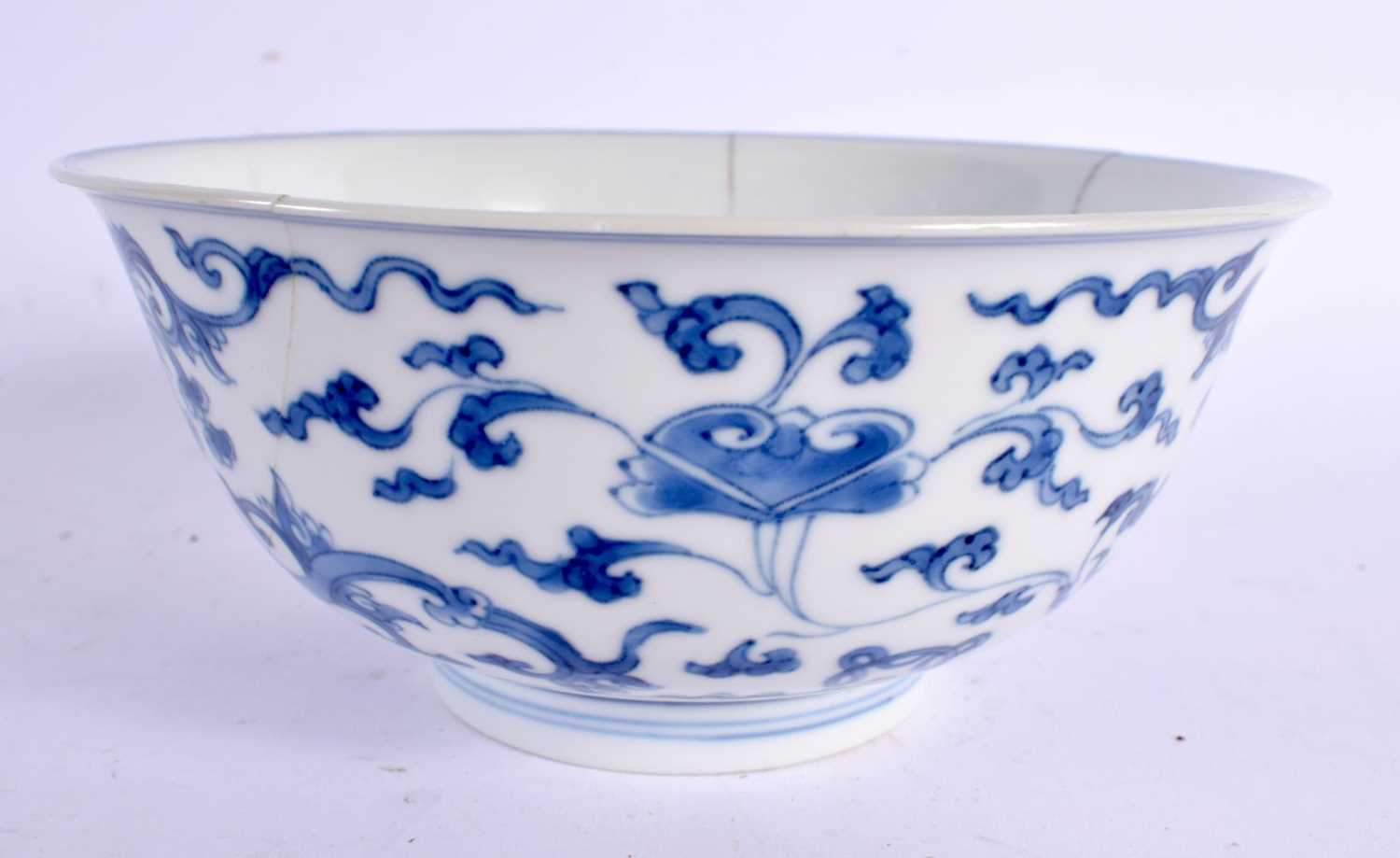 A 17TH CENTURY CHINESE BLUE AND WHITE PORCELAIN BOWL Kangxi, bearing Cheghhua marks to base, painted - Bild 2 aus 5