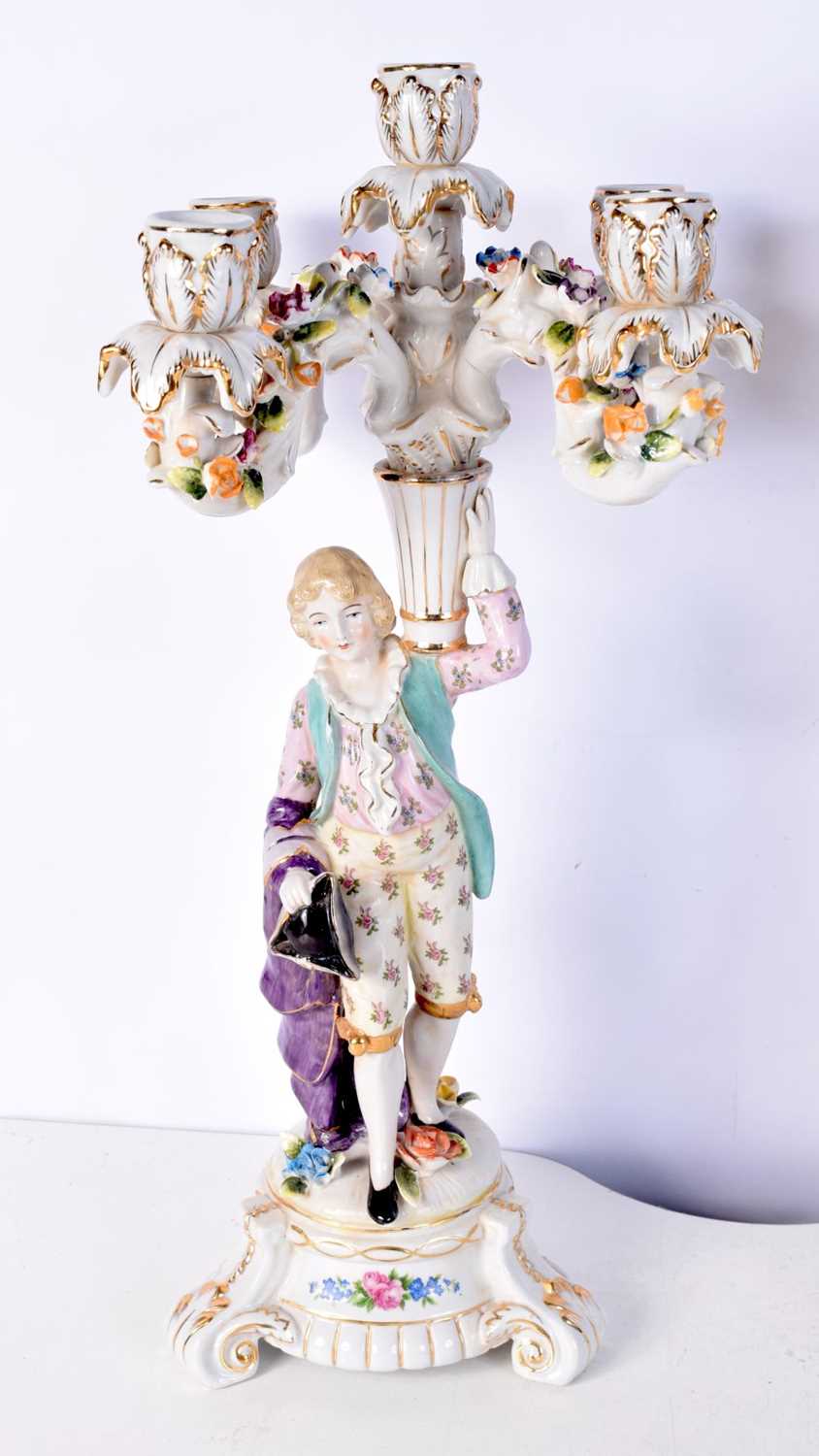 A pair of Continental figural porcelain candlesticks 47 cm (2). - Bild 2 aus 5