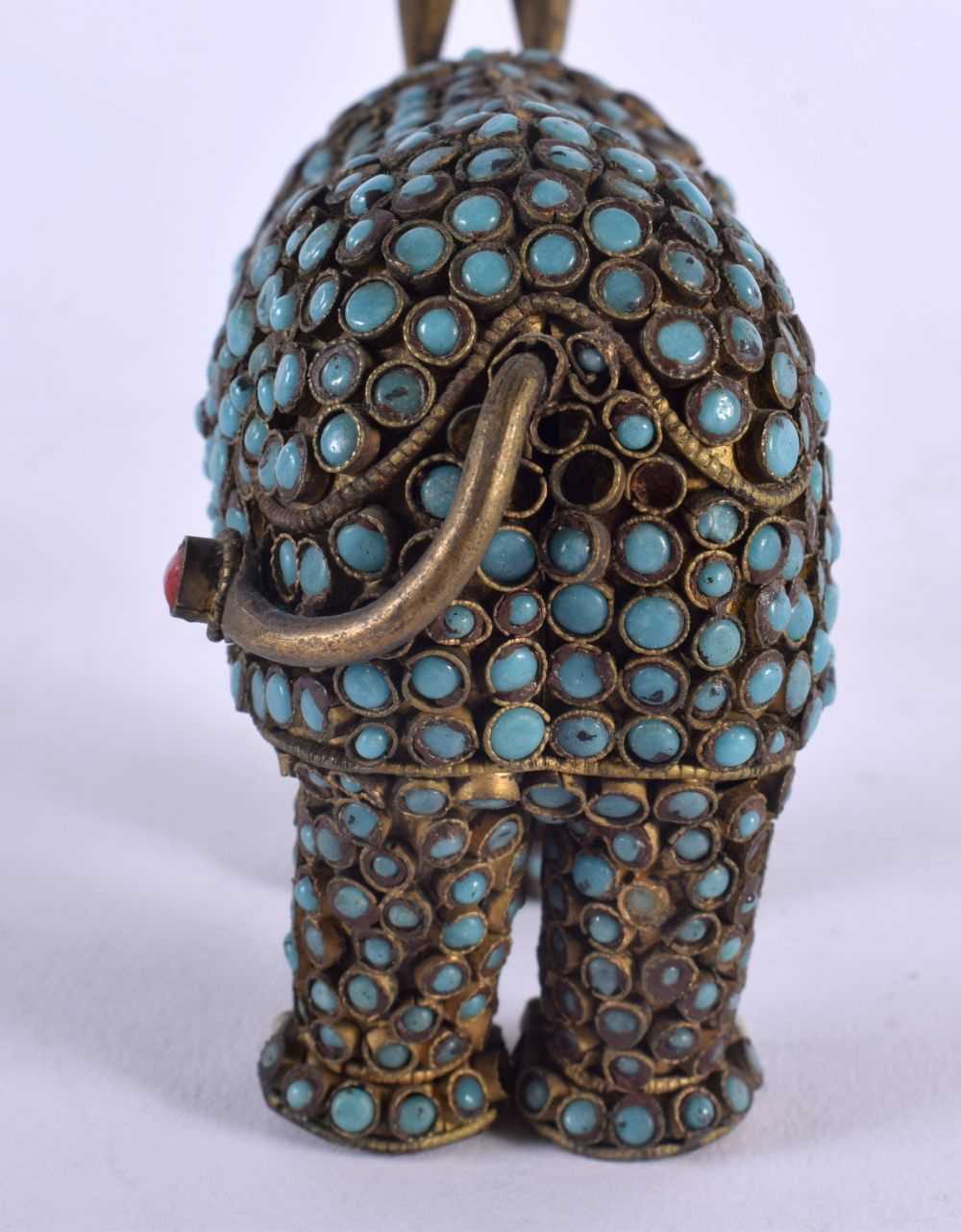 AN ANTIQUE TIBETAN TURQUOISE JEWELLED FIGURE OF A RHINOCEROS. 15 cm x 8 cm. - Bild 4 aus 6