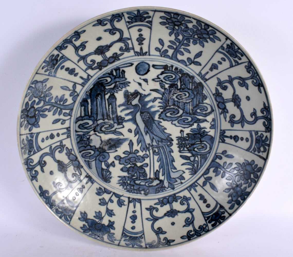 A PAIR OF 17TH CENTURY CHINESE BLUE AND WHITE PORCELAIN CHARGERS Ming. 37 cm diameter. - Bild 7 aus 11
